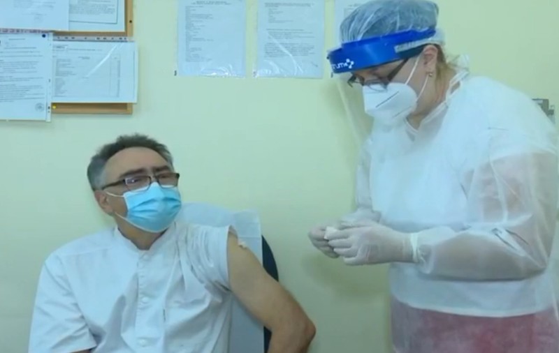 VIDEO | Primul medic vaccinat din Craiova are aproape 70 de ani. „Este extraordinar că s-a putut realiza un vaccin într-un timp-record”