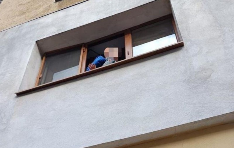 Tragedie evitată în ultima secundă, de Paște, la Râmnicu Vâlcea: un copil de 6 ani, salvat de pe marginea ferestrei de către doi polițiști rutieri