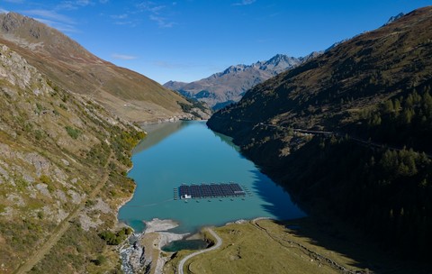 Vedere a lacului de acumulare „Lac des Toules” din Alpii Elvețieni, alături de parcul solar plutitor