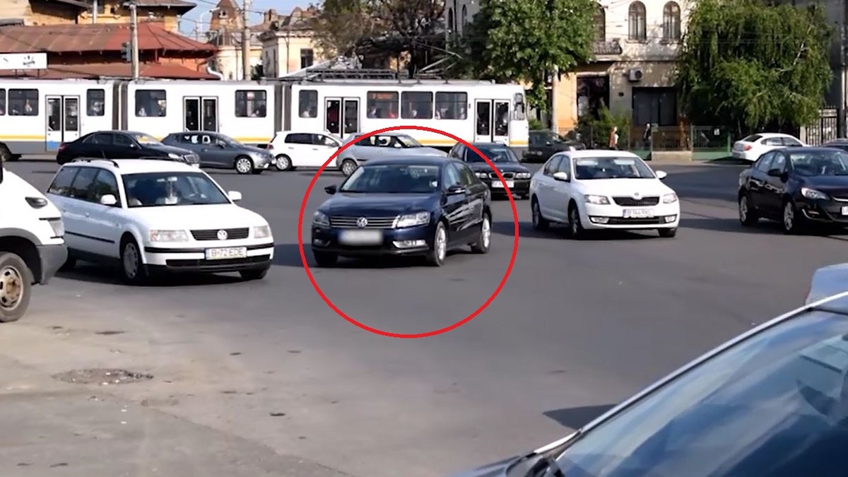 O șoferiță a parcat în mijlocul intersecției