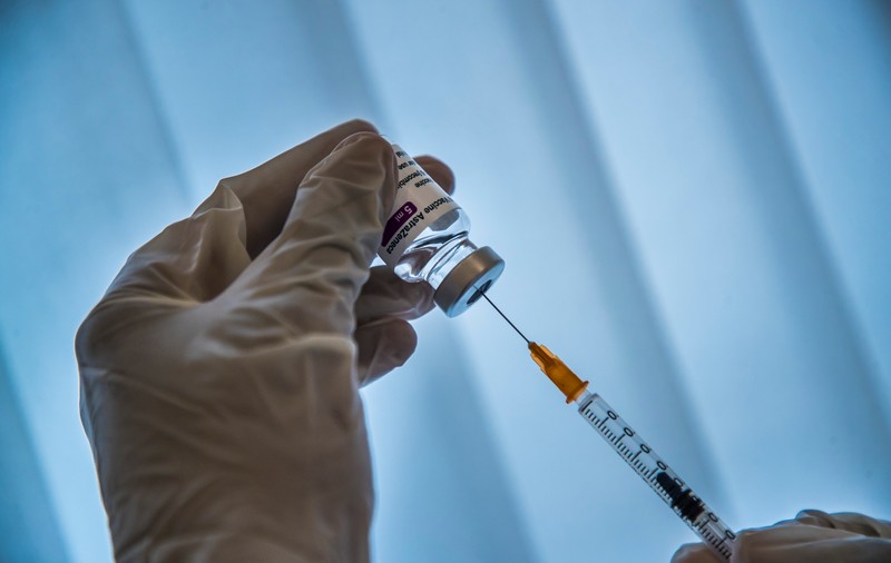 Comisia germană pentru vaccinuri recomandă rapel cu seruri ARNm după doza inițială de AstraZeneca