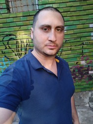Radu Duțu, polițist din București, spune că a făcut cursuri de pregătire tactică la 3-4 luni. De doi ani însă, de când se află la Compartimentul Proximitate, se antrenează singur la o sală de fitness