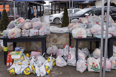 Refugiaților li s-au adus provizii de mâncare. Foto: Vlad Chirea / Libertatea
