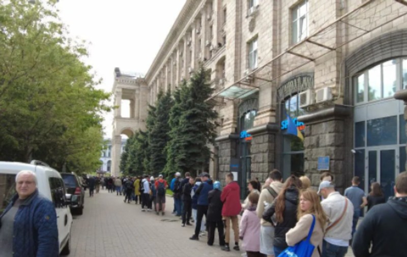 Sute de oameni stau la coadă încă de dimineață, la Kiev, pentru noul tiraj al timbrului poștal cu celebra replică „Navă rusească, du-te naibii”