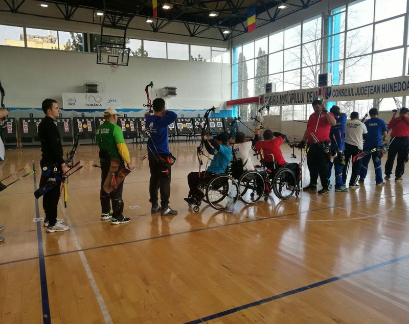 Începe Campionatul Național de Tir cu Arcul indoor destinat persoanelor cu dizabilități fizice. Competiția, în sala de sport a Liceului Traian din București | FOTO