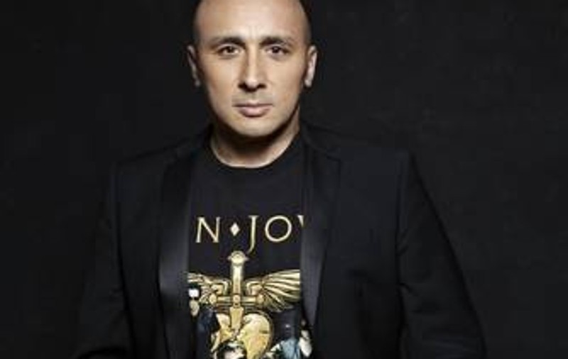 Marcel Pavel a făcut plajă în curtea casei!