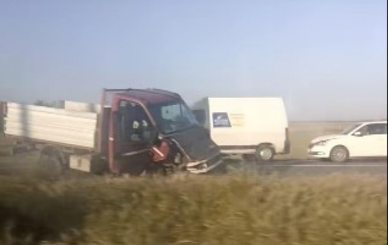 O șoferită neatentă din Galați a blocat traficul pe DN 25: doi oameni au fost răniți și patru mașini avariate