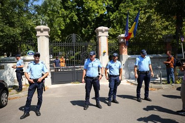 Înainte să ajungă la sediul PNL din Modrogan, protestatarii au trecut și prin fața Ambasadei Rusiei și au strigat „Opriți războiul!”.