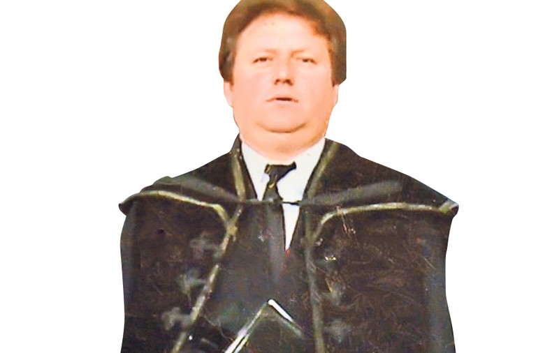 Noile apucături ale preoţilor ne fac să ne gândim dacă nu cumva ar trebui să apară şi cea de-a 11-a poruncă: Nu jucaţi biserica la POKER!