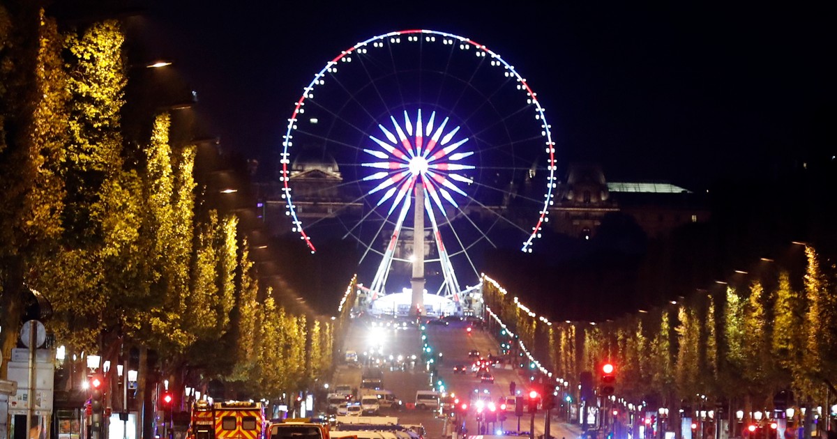 Imagine cu bulevardul Champs Elysees închis de poliție, joi noaptea,