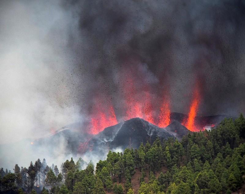 Erupție spectaculoasă în Canare. Vulcanul din insula La Palma a erupt după 50 de ani