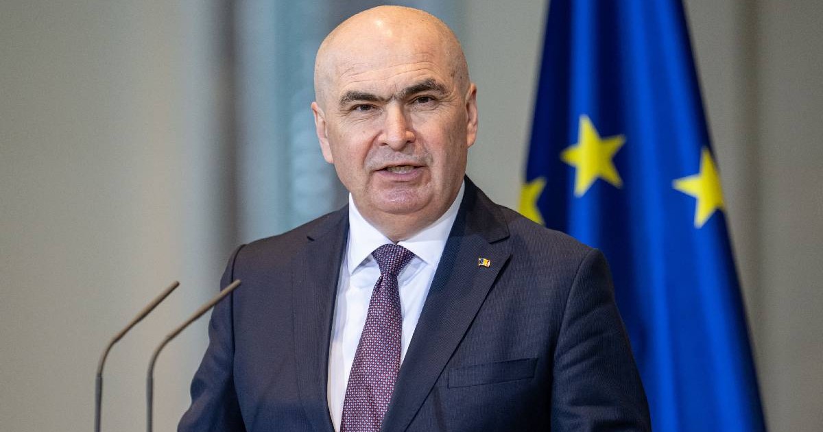 Prim-ministrul român Ilie Bolojan vorbește în cadrul unei conferințe de presă.