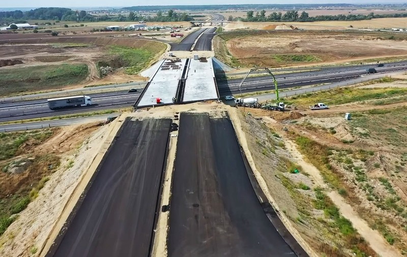 „Cea mai scurtă inaugurare de autostradă din lume”. Asociația Pro Infrastructură critică întârzierile și „cheful de muncă” al firmei care lucrează la Lotul 3 din Autostrada A0 | VIDEO