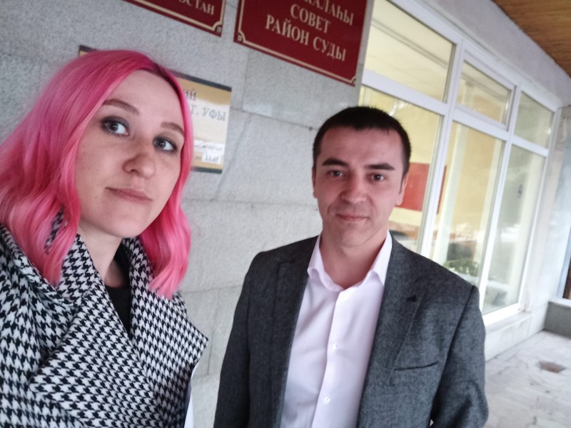 Daria, alături de avocatul care a reprezentat-o pro bono în instanță