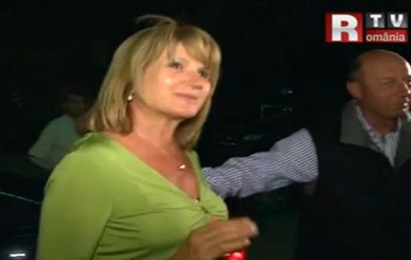 Traian Băsescu și-a serbat soţia la Cireşica! Află ce SURPRIZE i-au fost pregătite PRIMEI DOAMNE! VIDEO