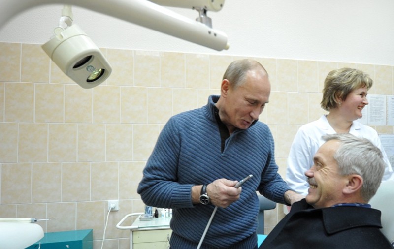 Foto | Am trăit s-o vedem şi pe asta! Vladimir Putin, pe post de ... dentist