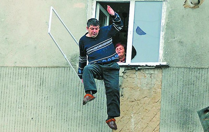 A plonjat de la etajul 4