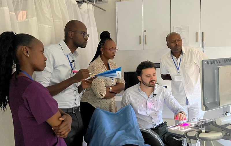 „Durerile la menstruație NU sunt normale!” Povestea medicului român plecat în Africa să aline suferința ce chinuie milioane de femei 