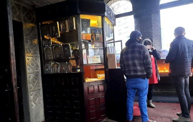 O femeie a fost bătută într-o biserică din Pitești de soțul cu care se află în divorț