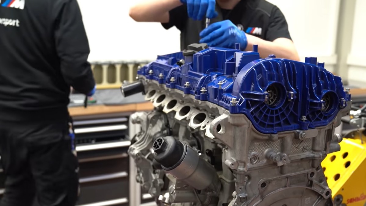 Inginerii BMW verifică starea unui motor