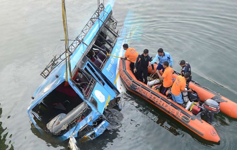 Peste 30 de oameni, morți într-un autobuz căzut într-un râu din India / FOTO&VIDEO