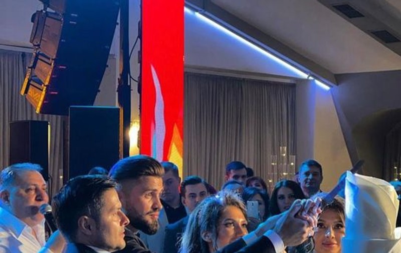 Liviu Vârciu și Anda Călin, nași de cununie. Ținutele celor doi au atras privirile tuturor. Cum s-a îmbrăcat nașa! „Atât de mult mă bucur”