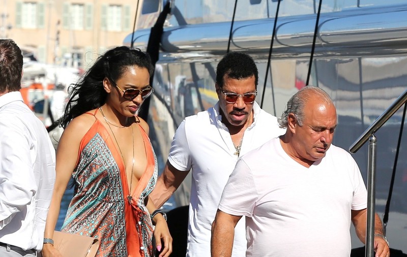 MÂNA şi-a MIŞCAT, ROCHIA i s-a DERANJAT! IUBITA lui LIONEL RICHIE, cu SFÂRCUL OBRAZNIC LA VEDERE! FOTO
