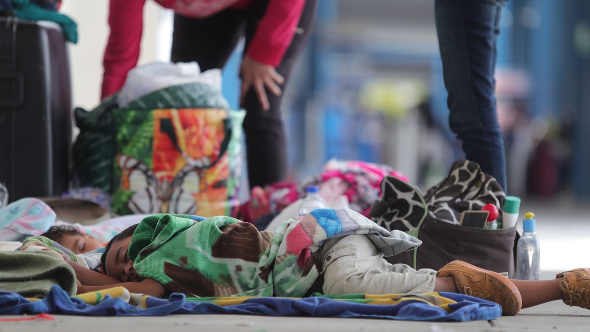 Mamele au început să-și alunge copiii de acasă în Venezuela