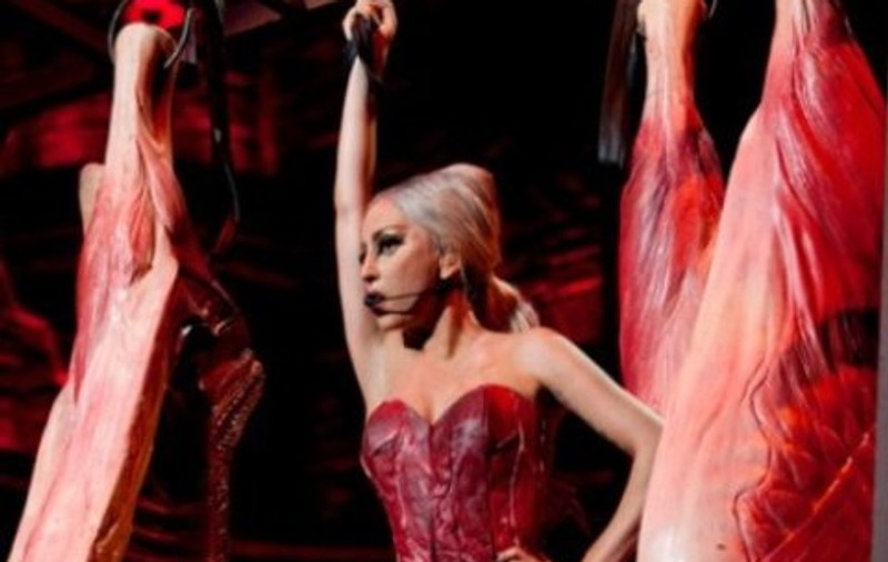 Lady Gaga adoră CARNEA CRUDĂ! Şi-a făcut din nou rochie dintr-o HALCĂ!