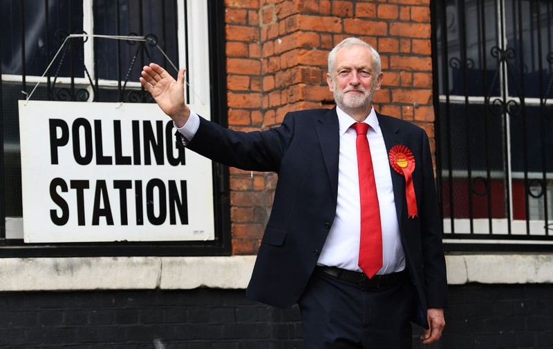 Jeremy Corbyn, liderul laburiștilor, îi cere Theresei May demisia. „Să facă loc unui guvern care să fie cu adevărat reprezentativ”