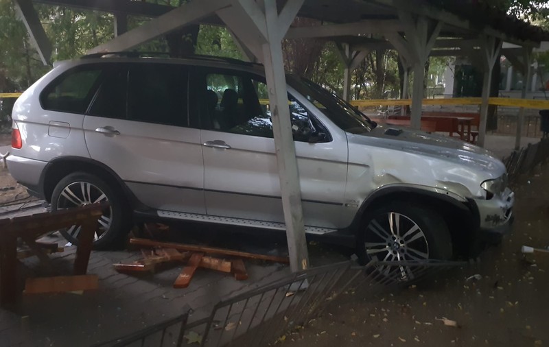 Un șofer a intrat cu mașina într-un parc din sectorul 6 și a distrus un spațiu pentru șahiști. Poliția îl caută
