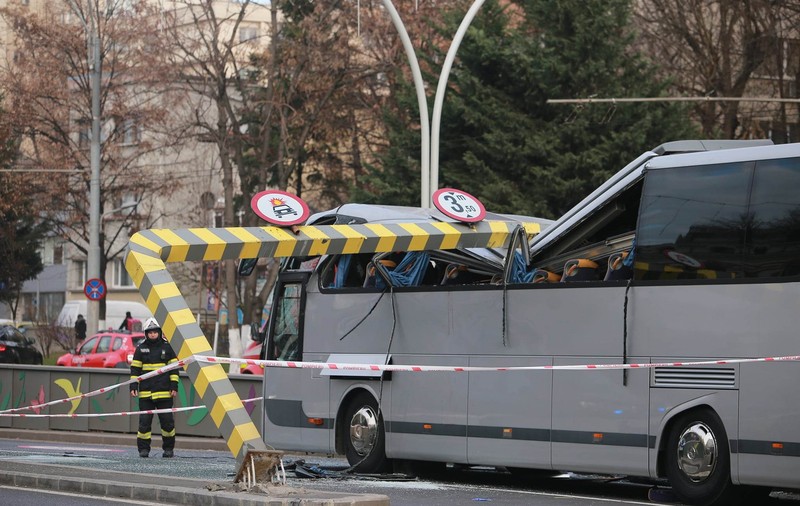 Pasagerii autocarului implicat în accidentul de la Pasajul Unirii vor da în judecată autorităţile din Bucureşti şi agenţiile de turism