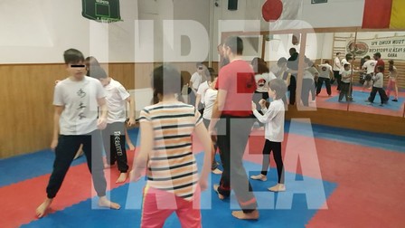 Valentin Macsim, antrenorul de kung fu cu o singura mâna, le explică elevilor săi cum să tehnicile de arte marțiale