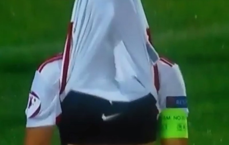 Ratarea anului vine din fotbalul feminin! De nervi, și-a pus tricoul în cap | VIDEO