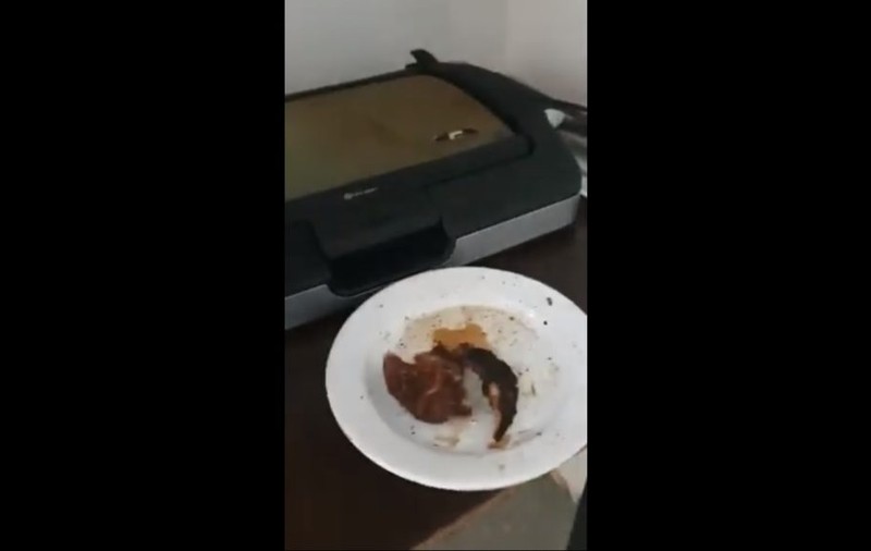 VIDEO | Zeci de nereguli descoperite la un atelier din Ploiești, care vinde produse fast-food. Mizerie și angajați care lucrează fără contracte