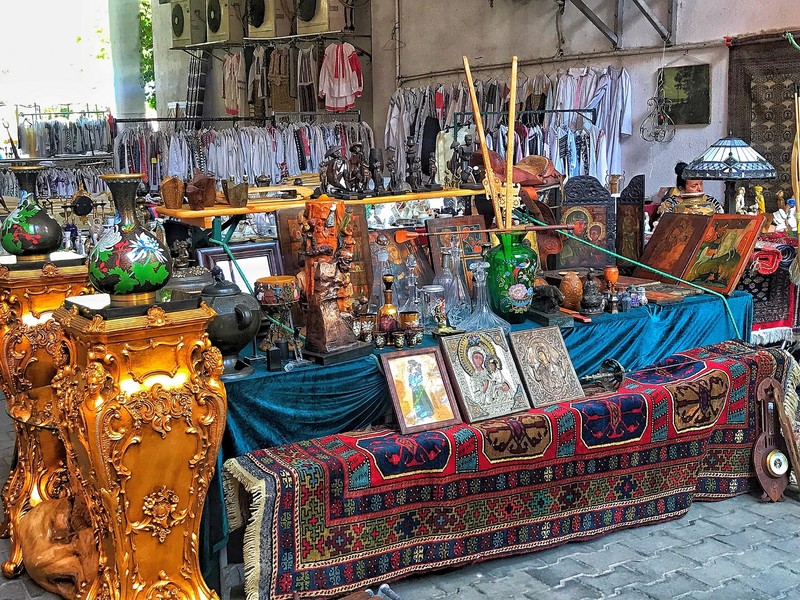 De la covoare țesute manual, la icoane și obiecte de artă, toate sunt de vânzare