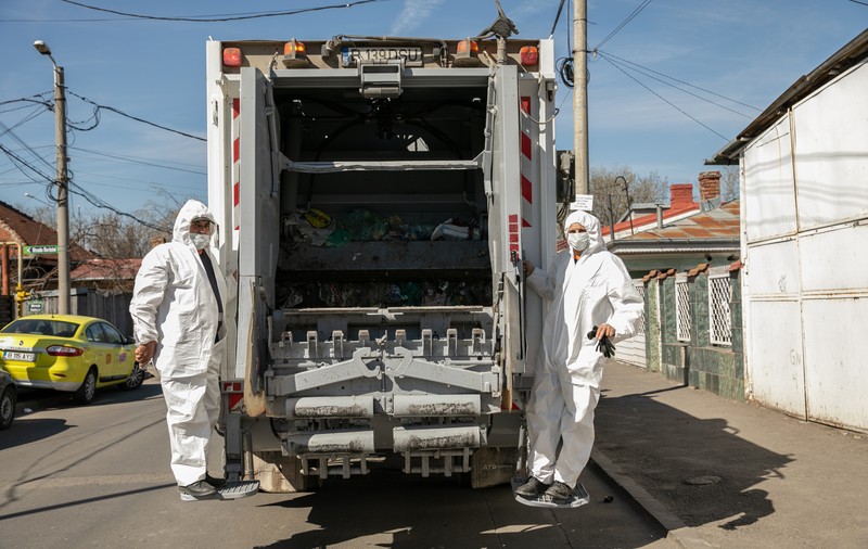 Operatorii de salubrizare, obligaţi să spele străzile din centrul Capitalei cel puțin o dată pe zi