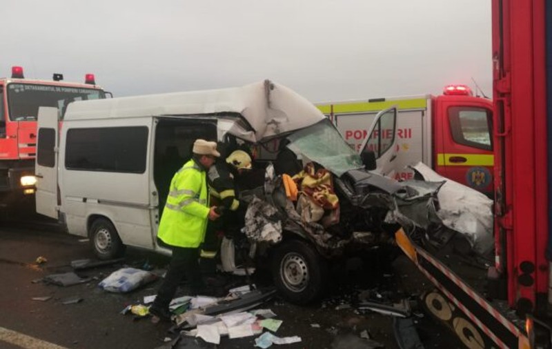 Un mort și mai mulți răniți, după ce un microbuz s-a ciocnit cu un TIR, la Caransebeș