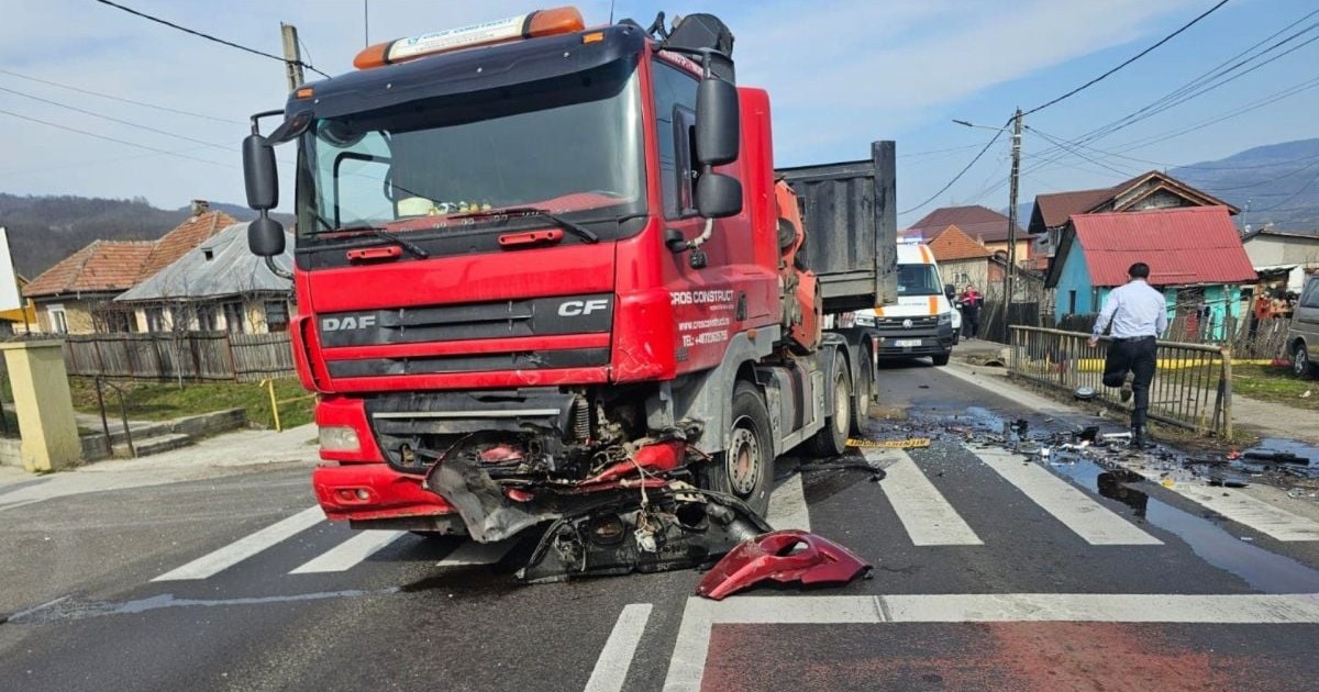 Un camion este avariat pe mijlocul drumului, în urma unui accident produs în Gura Văii, județul Vâlcea, 4 martie 2026