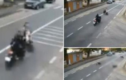 Momentul când un motociclist intră într-un scuter pe care se afla o mamă şi fiica ei de 3 ani. Copila a murit