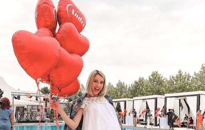 Cum arată Diana Dumitrescu în costum de baie, în luna a opta de sarcină