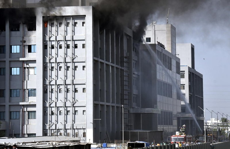Pompierii au intervenit să stingă incendiul declanșat la o fabrică de vaccin Covid Serum Institute din India FOTO: EPA-EFE