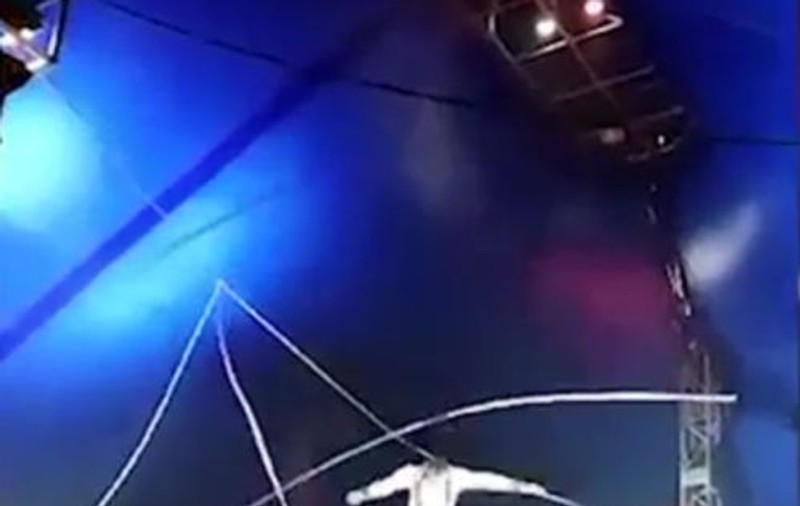 VIDEO | Momentul terifiant în care un acrobat a căzut de la 8 metri, în timpul unui spectacol