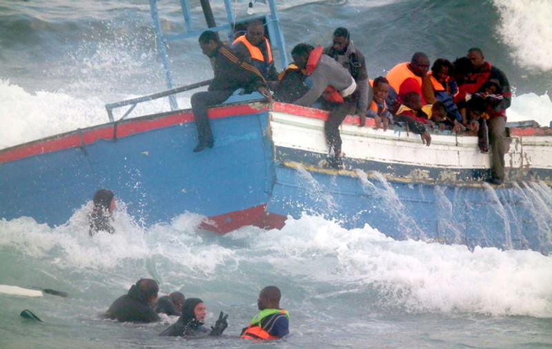 Nouă morţi, inclusiv un bebeluş, după ce o ambarcaţiune cu imigranţi s-a scufundat în Marea Mediterană, în largul insulei Lampedusa