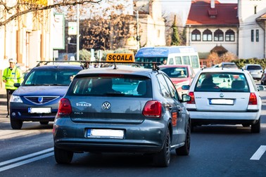 Mașină de școală în trafic