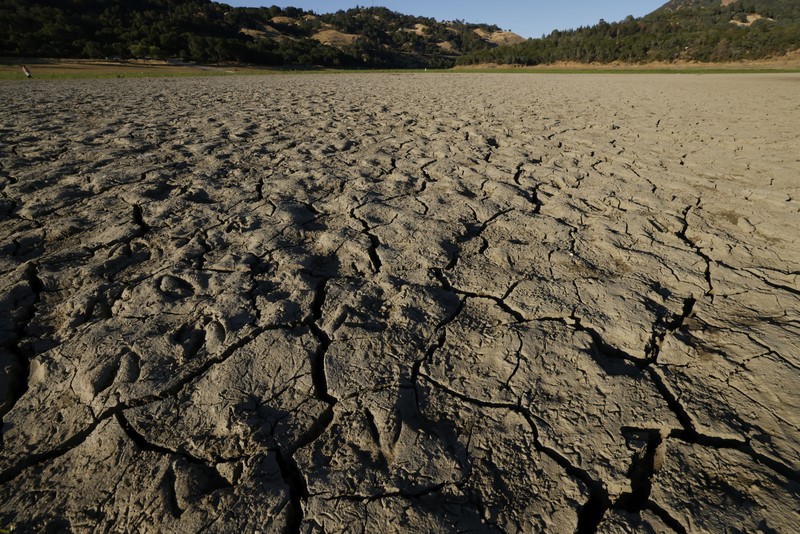 Lacul Mendocino, din California, parțial secat din cauza secetei, anul trecut. FOTO: EPA