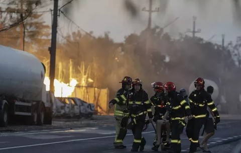 Pompieri intervenind la incendiul provocat de exploziile de la stația GPL din Crevedia Foto Inquam Photos / Octav Ganea