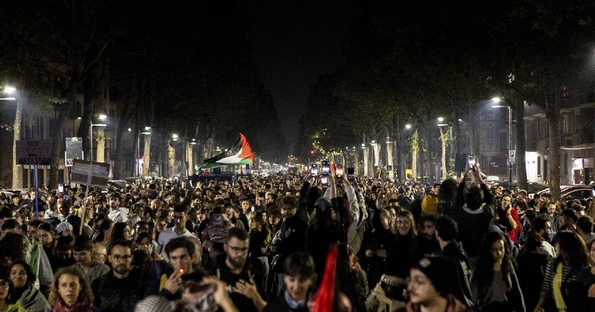 Oameni pe stradă, în Italia, la un protest uriaș pro Gaza, peste un milion de oameni din Italia s-au alăturat grevelor și protestelor în semn de solidaritate cu Flotila Sumud din Gaza.