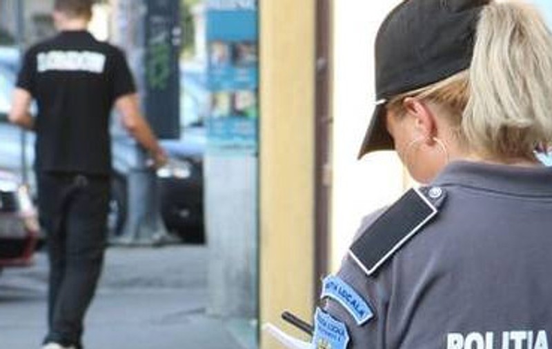 Poliţistă înjunghiată după ce s-a bătut cu patru scandalagii