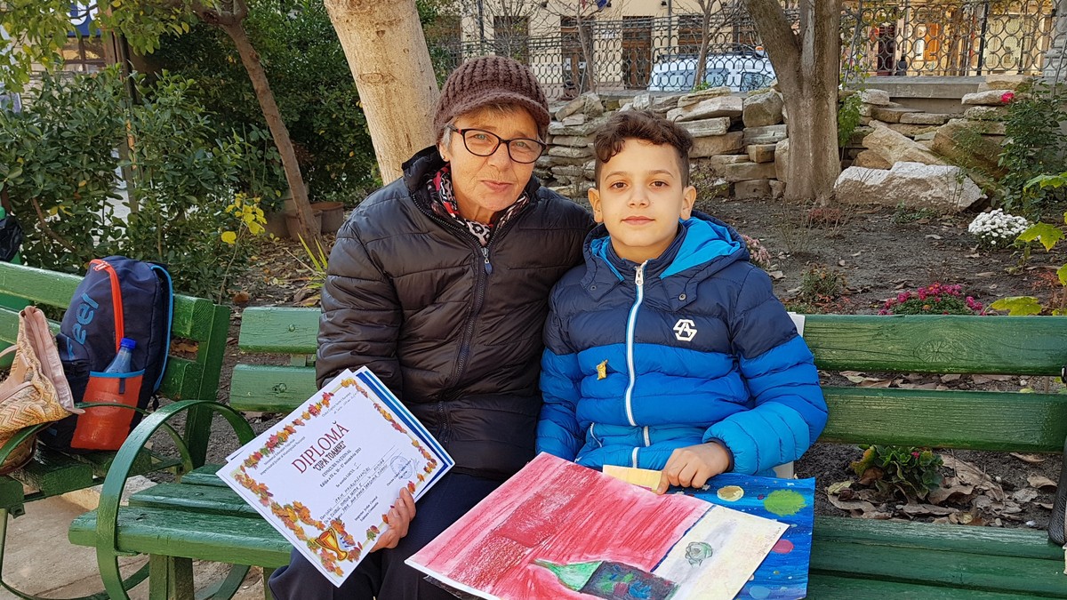 Micul pictor din Rahova e crescut de bunică și trăiesc cu 520 de lei lunar